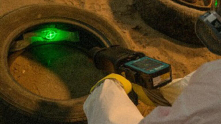 No-touch identification of unknown substances in plastic bags or even through plastic containers – possible with MIRA XTR DS and the Autofocus Stand-Off Attachment.