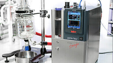 Compact process thermostat for efficient temperature control for laboratory applications