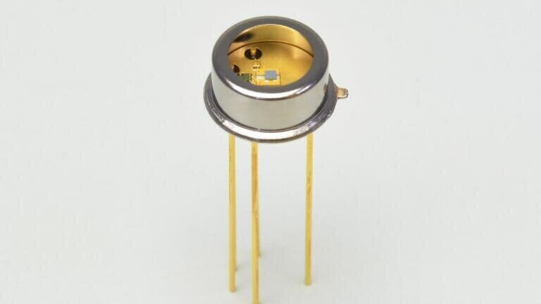 New Subminiature, Low-cost, High-sensitivity and Fast-response Detector with Built-in Preamplifier