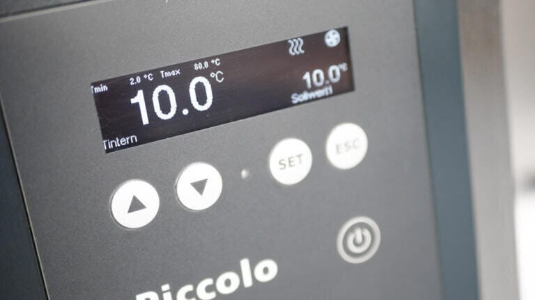 The Piccolo impresses with its minimum space requirement and the easy-to-use OLÉ controller with USB and RS232 connections.