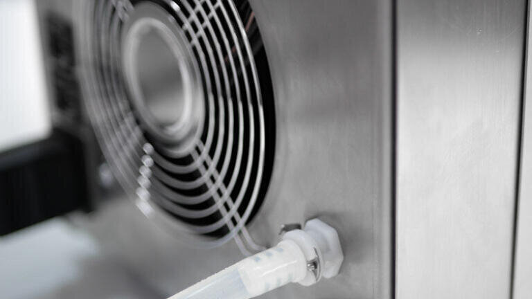 Commissioning is quickly completed with the quick-release fasteners for the hose connections.