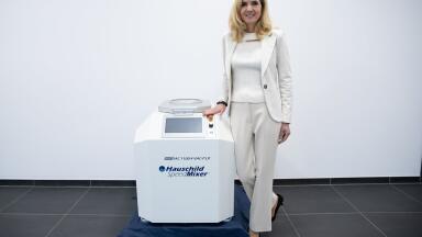 New SpeedMixer Mixes Liquids and 2 kg in Gallon-Sized Container