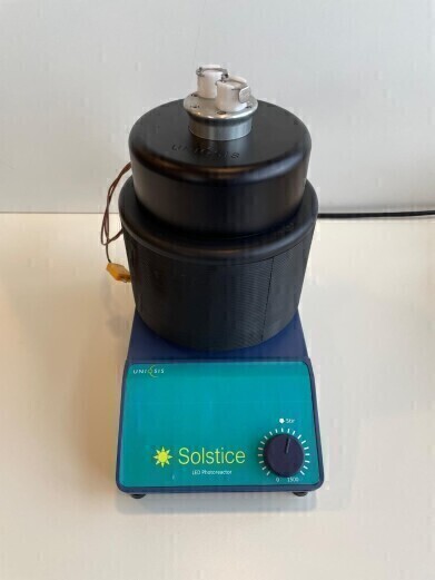 Compact Batch Photoreactor with Temperature Control