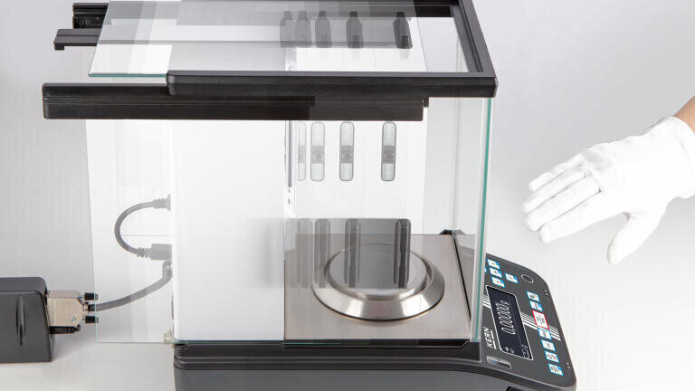 To accelerate the weighing process the balance has three automatic sliding doors which can be opened using sensors or, alternatively, by pushing a button. The automatic function prevents contamination through manual opening.
