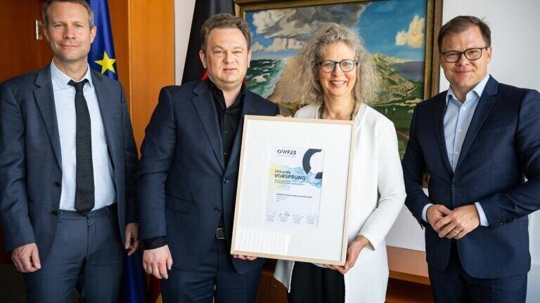 KNAUER management with 'Land of Ideas' Managing Director Dr. Phillipp Mehne (left) and Minister of State Carsten Schneider (right) (Credit : Germany – Land of Ideas/Bernd Brundert)