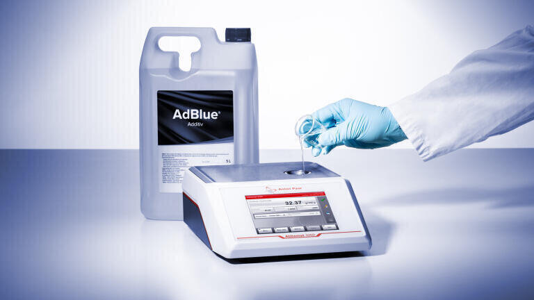 Refractometer for precise concentration measurements of urea solutions