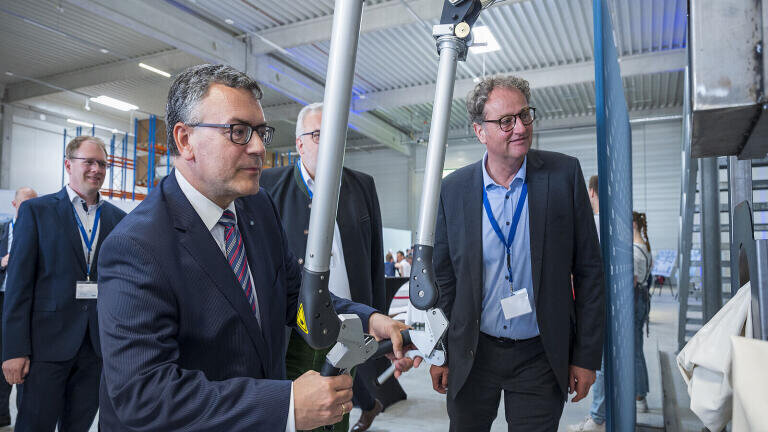 Minster of State Dr. Florian Herrmann with ITM CEO Steffen Schuster at a mock-up hot cell for the production of lutetium-177