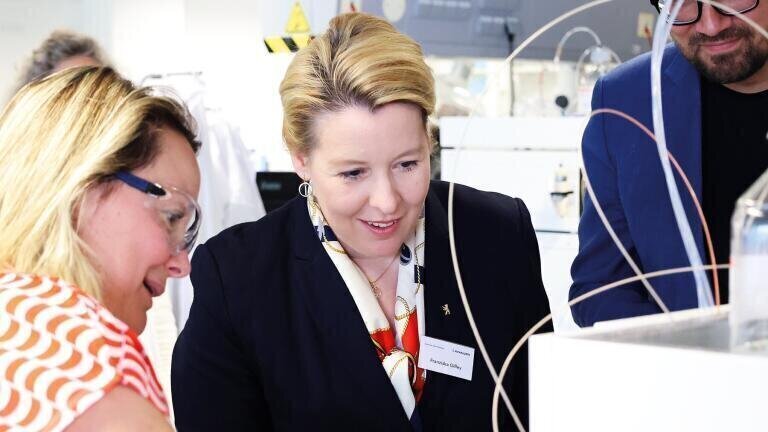 Dr Ulrika Krop (left) shows Senator Franziska Giffey a Knauer liquid Chromatography system (Credit: Knauer)