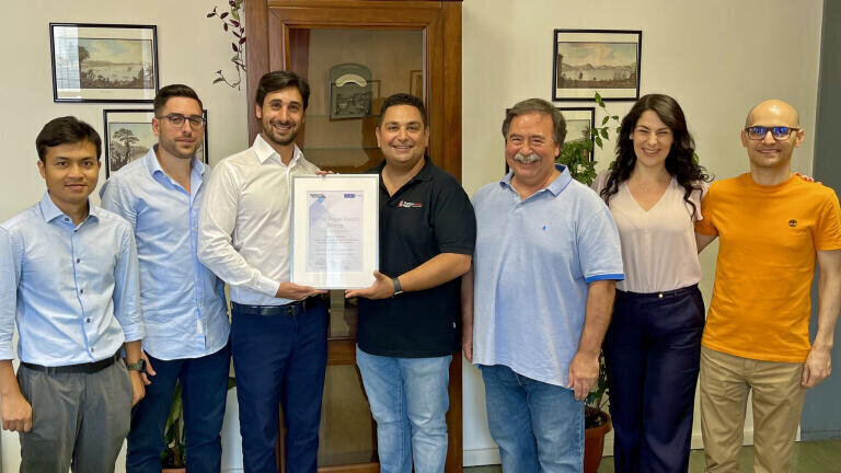 The WITec Paper Award Bronze winners receive the certificate. From left to right: I Komang Januariyasa, Francesco Reda and Stefano Oscurato from University of Naples Federico II, Italy; WITec representative Diego Vitaglione (Managing Director at Quantum Design Italy); Pasqualino Maddalena, Marcella Salvatore and Fabio Borbone from University of Naples Federico II, Italy.