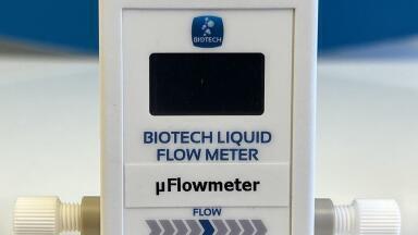 Non-invasive device monitors ultra-low fluid flows