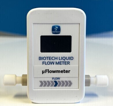 Non-invasive device monitors ultra-low fluid flows