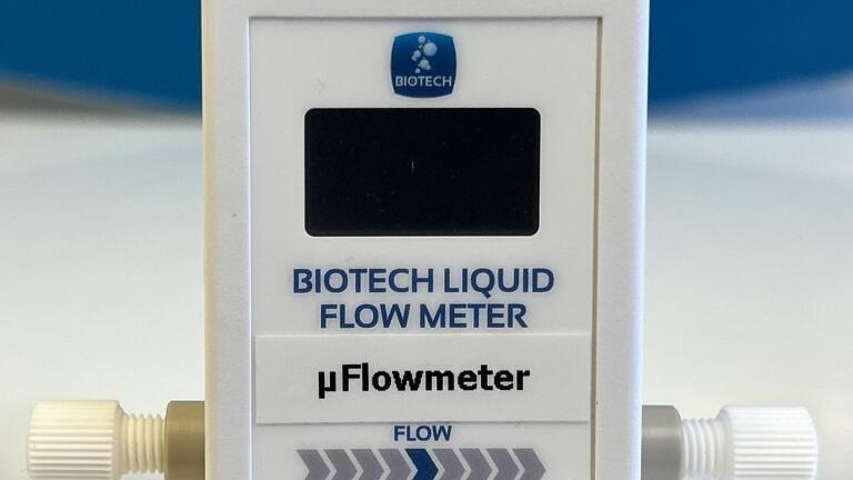 Non-invasive device monitors ultra-low fluid flows