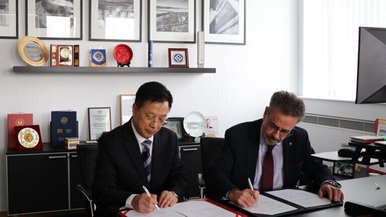 Professor Iain Gillespie, Principal & Vice-Chancellor of the University of Dundee, Xia Zhilun, Director-General of HPDE
