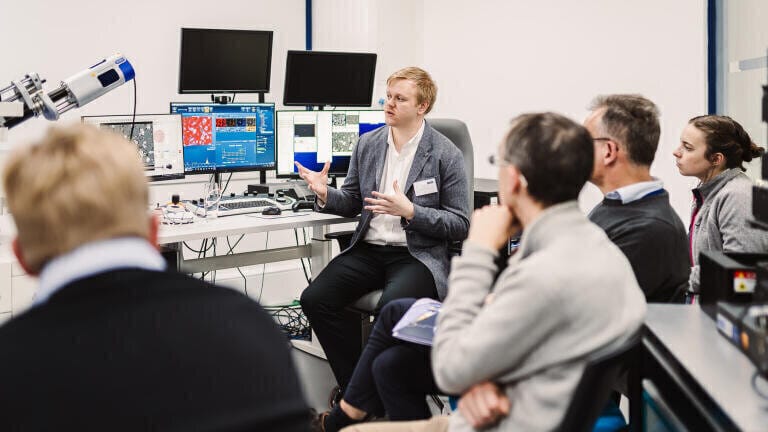 Demonstration for guests of the latest SEM correlative solutions.