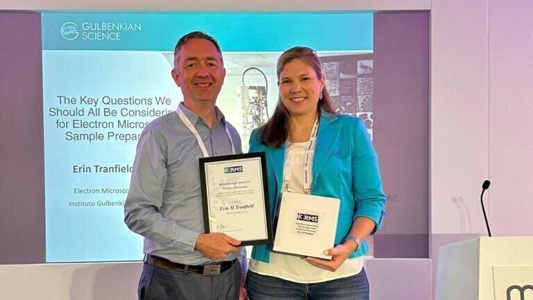 Biologist Erin Tranfield receives the 2023 Alan Agar Award for Electron Microscopy at mmc2023, from RMS Electron Microscopy Section Chair, Asa Barber (Credit: RMS)