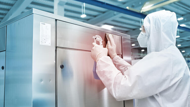 The stainless steel surface enables easy cleaning and sterilisation.