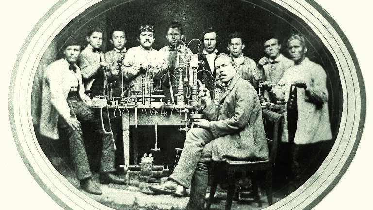 Mass-produced precision balances: company founder Gottlieb Kern (front) with workshop staff in the 1860s.