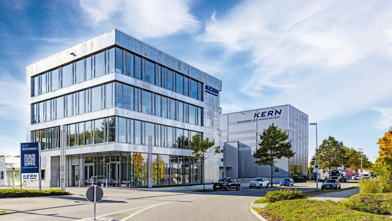 On the path to growth: in 2021 KERN built a new modern office building at the company headquarters in Balingen, Germany. In the background is the high-bay warehouse, built in 2014.