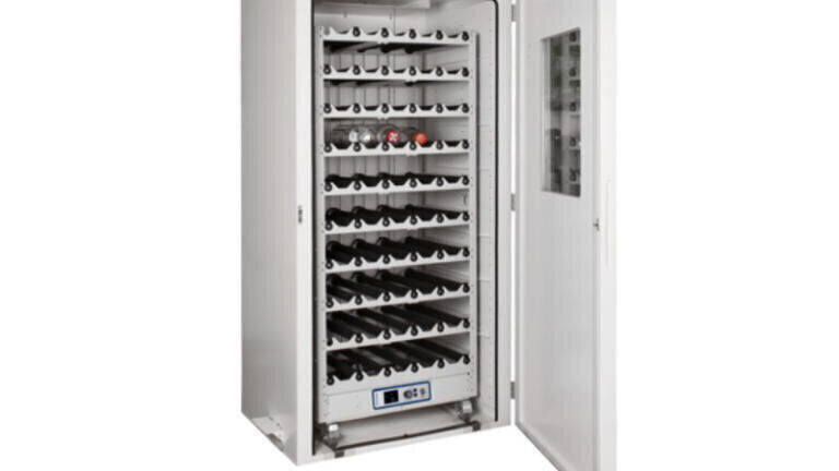 CO2 incubator with built-in roller