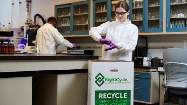 Advanced protective nitrile gloves for demanding lab environments