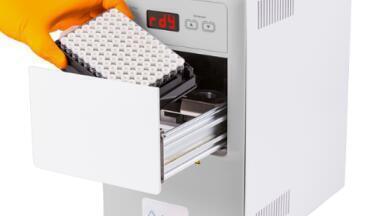 Fast and easy secure sealing of tube racks