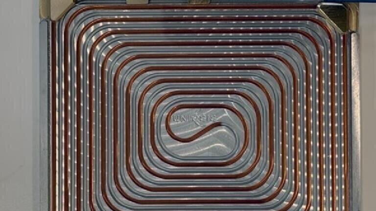Tube-in-plate reactor for synthetic chemistry