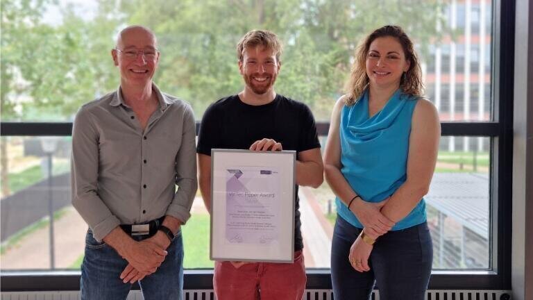 Robin van der Meijden (middle) and his co-authors Professor Nico Sommerdijk (left) and Dr Anat Akiva (right) from the Radboud University Medical Center in Nijmegen presenting their Paper Award Silver.
