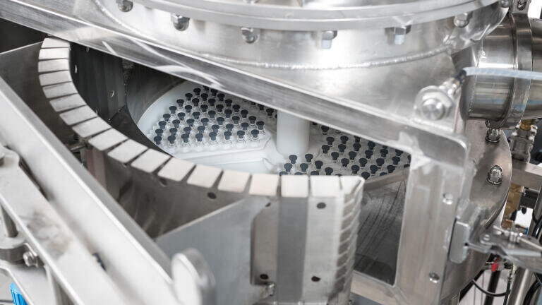 The benefits of implementing fast and energy-efficient freeze-drying with microwaves. This technology not only offers advantages in terms of cost and supply efficiency, but also enables continuous processing instead of traditional batch processing. (Photo: GEA)