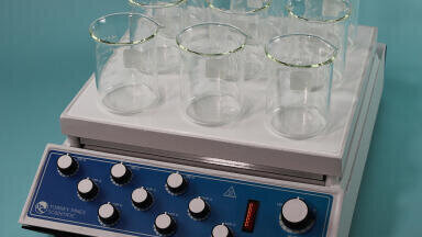 Corrosion-resistant multi-position analogue hot plates and stirrers
