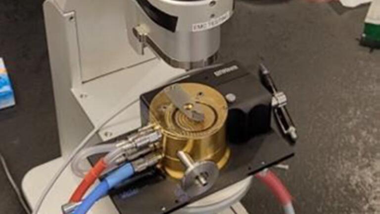 Infrared heating stage for high-temperature research