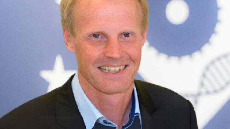 Dr Del Trezise.