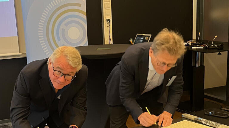 [From left] Professor Ben Feringa, of the University of Groningen and Nobel laureate in chemistry in 2016, signs the declaration alongside Professor Walter Leitner of the Max Planck Institute for Chemical Energy Conversion Credit: Photo: Liisa Eelsoo