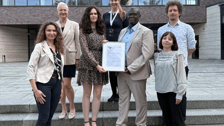 The Paper Award Bronze goes to Dr Patrycja Leszczenko and her team from the Jagiellonian University in Krakow, Poland, with the award presented by Maxime Tchaya from Oxford Instruments. From left to right: Dr Katarzyna Majzner, Professor Małgorzata Barańska, Dr Patrycja Leszczenko, Dr Anna Nowakowska, Maxime Tchaya, Patrycja Dawiec, and Dr Szymon Tott.