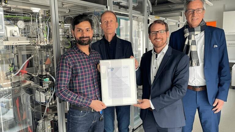 Dr Nisar Umair (left) and his colleagues, Dr Peter Axmann and Professor Dr Markus Hölzle (right) from the Centre for Solar Energy and Hydrogen Research Baden-Württemberg (ZSW), Ulm, Germany, are honoured with the Paper Award Silver, presented by Stefan Gomes da Costa of Oxford Instruments.