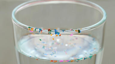 Quick identification of environmental microplastic particles