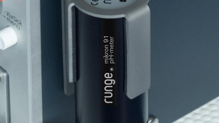 Runge Mikron 91 pH probe operating with a preparative chromatography system.