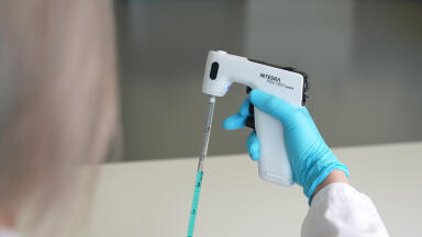 INTEGRA’s PIPETBOY GENIUS  provides superior ergonomics and liquid control for cell culture 