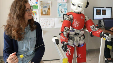 Humanoid robot hand is sensed as part of ‘extended’ human body schema