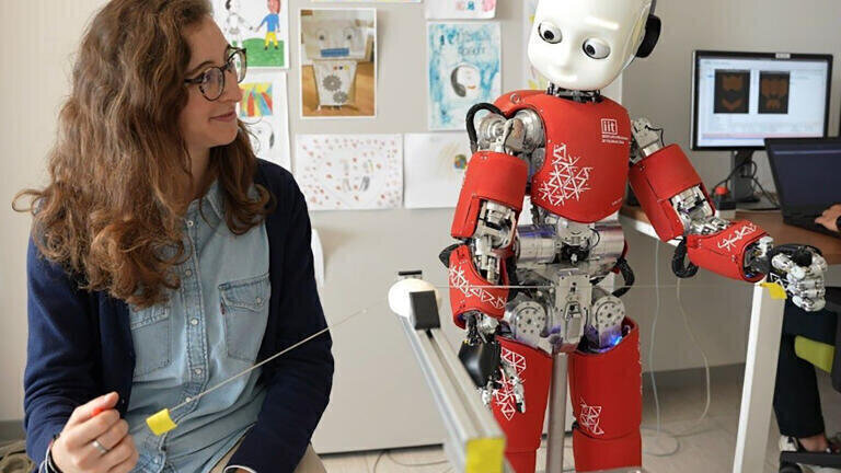 Humanoid robot hand is sensed as part of ‘extended’ human body schema