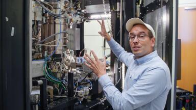 Scientists achieve 10-hour atomic resolution imaging at near absolute zero using liquid helium microscope system