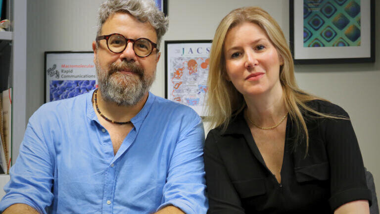[From left] Dr Giuseppe Battaglia, Catalan Institution for Research and Advanced Studies research professor at the Institute for Bioengineering of Catalonia (IBEC), Principal Investigator of the Molecular Bionics Group and leader of the study, and Dr. Lorena Ruiz Pérez, senior researcher in the Molecular Bionics Group at IBEC, associate professor at the University of Barcelona and co-author of the study. Credit: Institute for Bioengineering of Catalonia