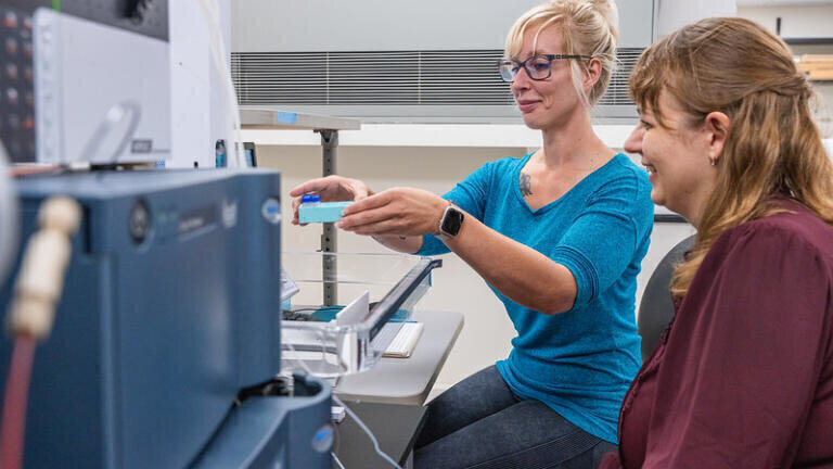 Graduate student Nikki Deiro (L) and Balbach run samples at MSU’s Mass Spectrometry and Metabolomics Core. Credit: Finn Gomez  & Paul Henderson / MSU College of Natural Science