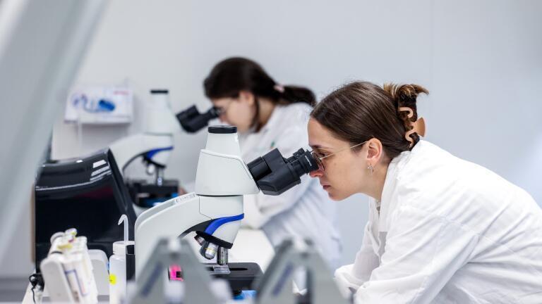Dr Yarden Shor Nareznoy , Scientist of the Samueli Institute and Maya Avraham Hayun, QA Manager at the Samueli Institute. Credit: Shlomi Yosef