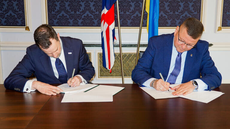 Signing at the Embassy of Ukraine in London between UK Space Agency CEO Dr Paul Bate (left) and Ambassador of Ukraine to the United Kingdom General Valerii Zaluzhnyi (right). Credit: Anna Vinovet