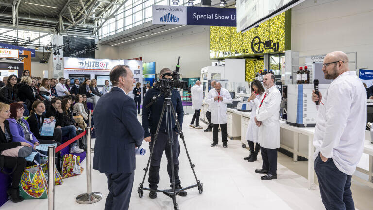 Live Lab, audiences gathered to watch real-world laboratory workflows in action. Credit: Messe München GmbH