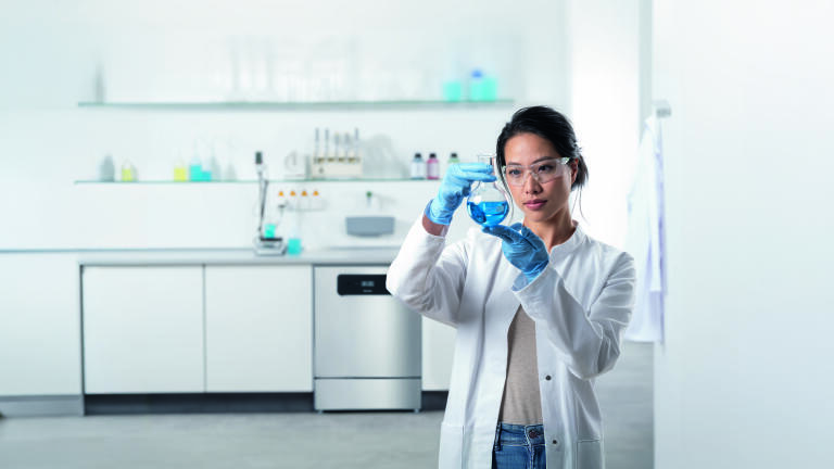Compact laboratory glassware washer