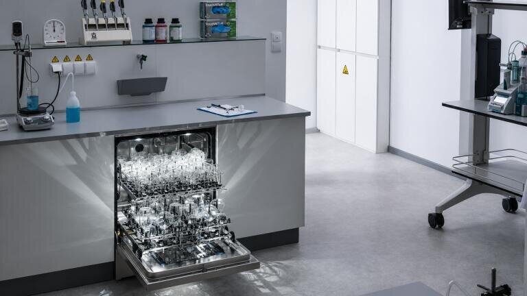 Flexible glassware washer for complex workflows