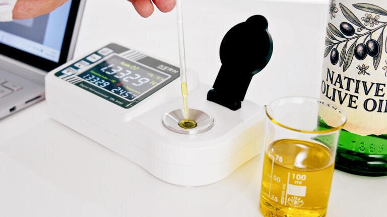 Digital refractometer with new software and additional scales