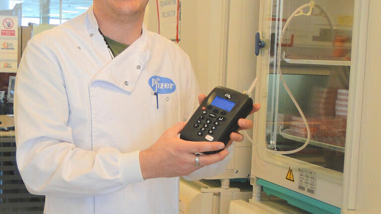 Pfizer Primary Pharmacology scientist using Geotech G100 CO2 Incubator analyser